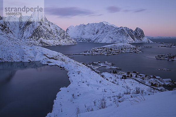 Winterdämmerung über Inseldörfern bei Reine  Moskenesøy  Lofoten  Norwegen