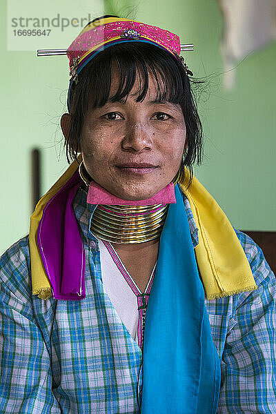Porträt einer birmanischen Frau vom Stamm der Kayan  Inle-See  Myanmar