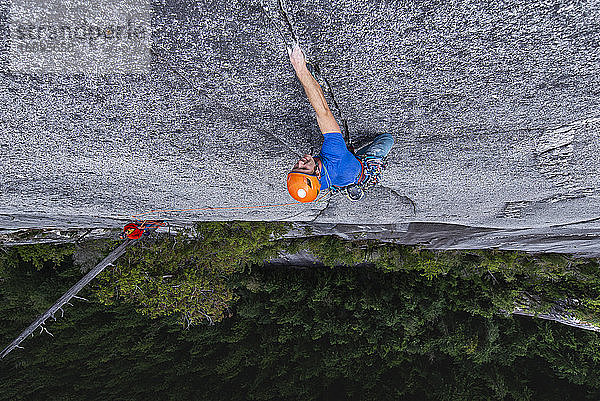 Mann klettert in Squamish  Blick von der Spitze einer ausgesetzten Mehrseillänge