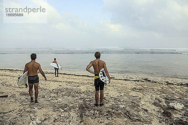 Surfer am Strand