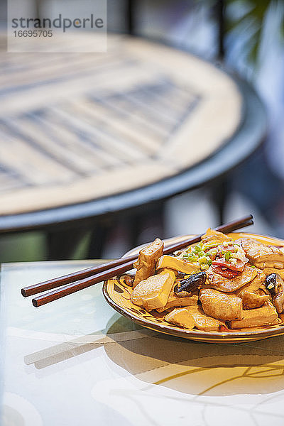 Chinesisches Gericht mit Tofu in einem Restaurant in Yangshuo