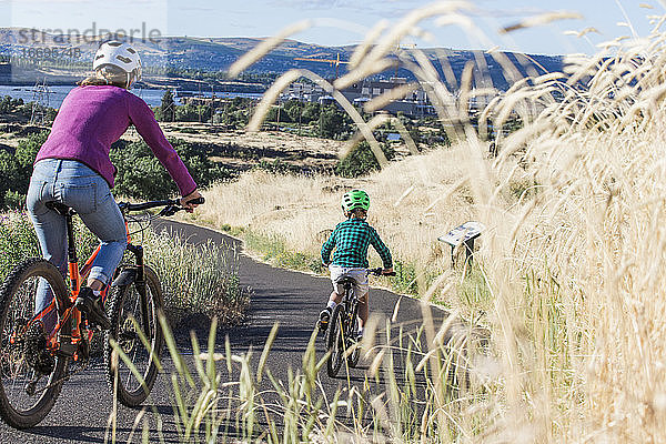 Ein kleiner Junge fährt mit seiner Mutter in der Columbia-Schlucht Fahrrad.