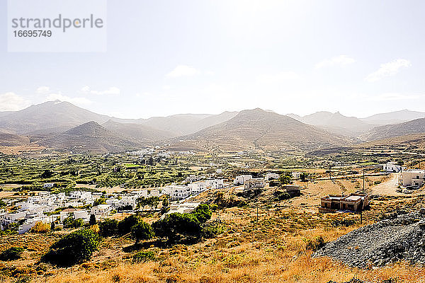 Sonnige Landschaft auf der antiken griechischen Insel Naxos