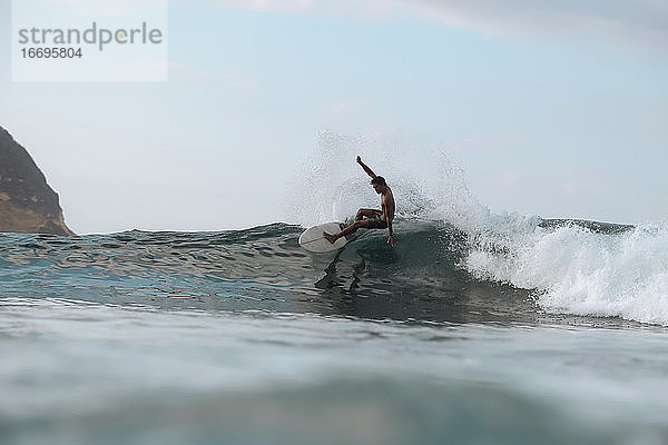 Surfer auf einer Welle  Lombok  Indonesien