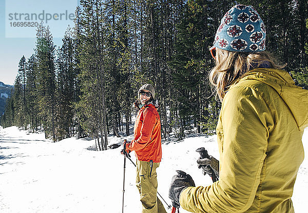 Zwei junge Frauen laufen an einem sonnigen Tag Langlaufski auf dem Mt. Hood.