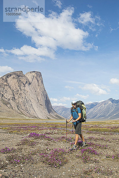 Glücklicher Rucksacktourist auf dem Akshayak-Pass