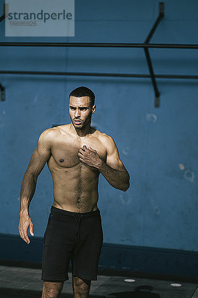 Porträt eines männlichen afroamerikanischen Sportlers ohne Hemd beim Training
