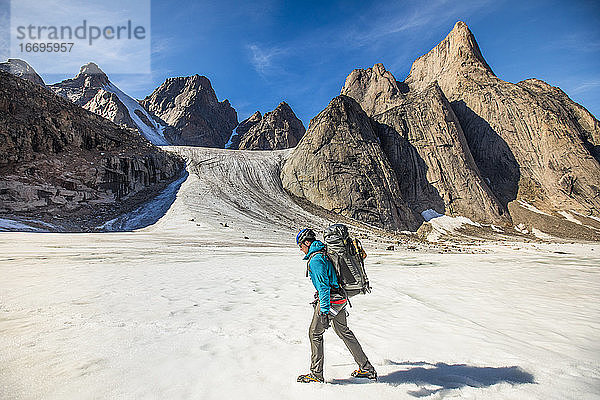 Rucksacktourist beim Wandern auf dem Gletscher über den Akshayak Pass  Baffin Island.