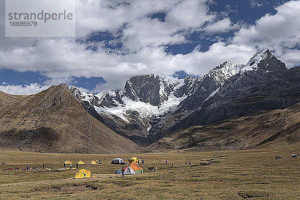 Einige Zelte in einem Camp am Mitucocha-See in der Cordillera Huayhuash