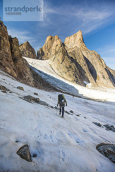 Bergsteiger überquert den Gletscher bei der Anfahrt zum Berg Asgard.