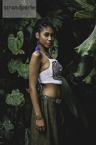 Junge afrokolumbianische Frau im Garten