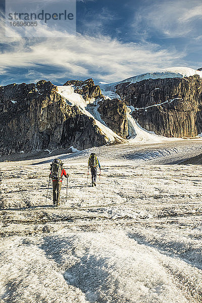 Rückansicht von zwei Bergsteigern  die den Auyuittuq-Nationalpark erkunden