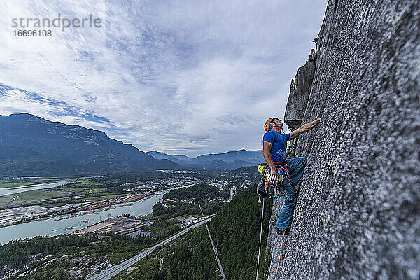 Mann schaut beim Klettern am Squamish Chief auf Granit mit Aussicht nach oben