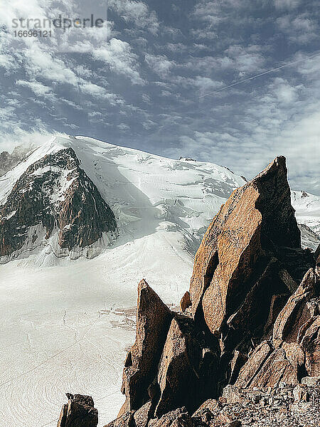 Nordwand des Mont Blanc du Tacul hinter Granitwänden