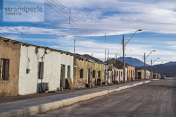 Straßenszene  Ollague  an der Grenze zwischen Chile und Bolivien