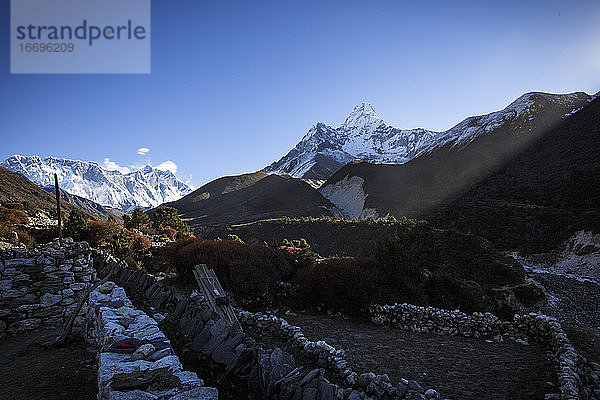 Der Gipfel der Ama Dablam erhebt sich über den Schatten des nepalesischen Khumbutals.