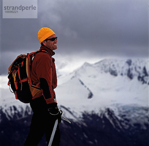 Mann genießt die Aussicht auf dem Gipfel des Vatnajokull-Gletschers in Island