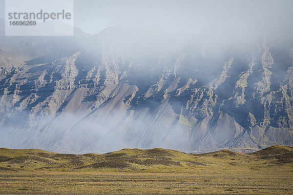 Landschaftliche Ansicht der Berge durch den Nebel  Island