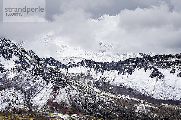 Aussicht auf ein Tal in den Anden in der Nähe des Rainbow Mountain Trail im Winter  Pitumarca  Peru