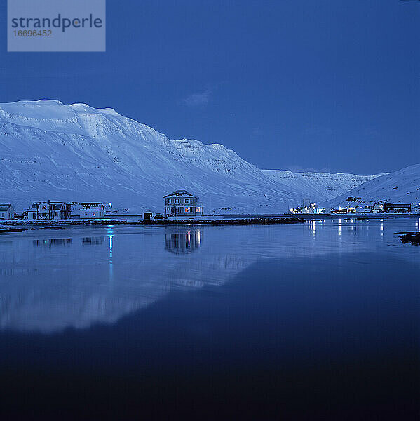 Häuser  die sich im Fjord des Dorfes Syedisjordur in Island spiegeln