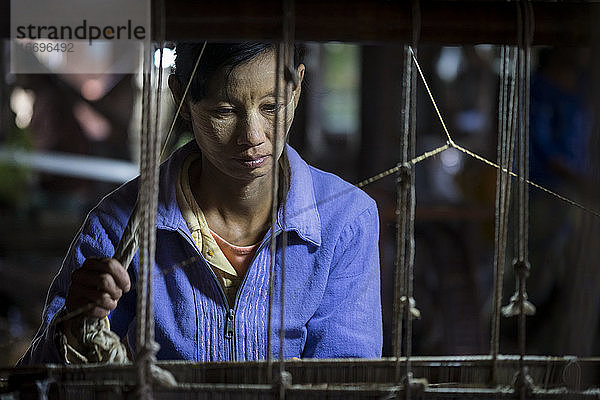 Birmesische Frau beim Weben am Webstuhl  Inle-See  Myanmar