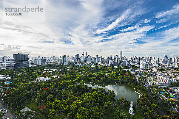 Eleganter Panoramablick auf die Skyline von Bangkok