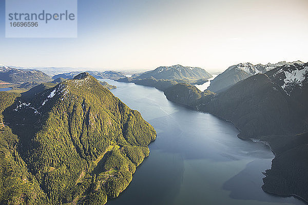 Luftaufnahme des schönen British Columbia  Berge  Seen  Kanada.