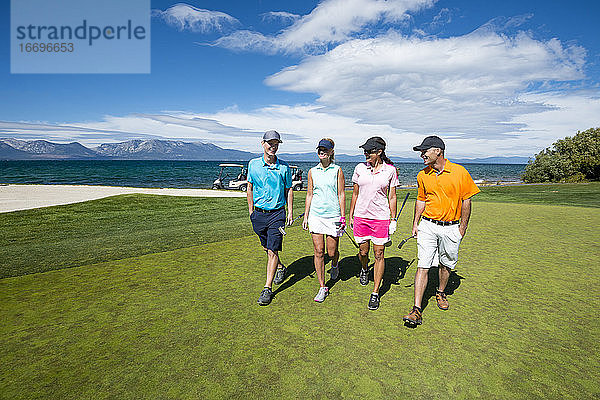 Vier Personen spielen Golf in Edgewood Tahoe in Stateline  Nevada.