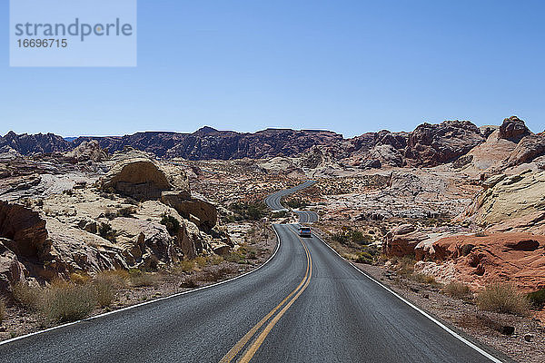 Landschaftlich reizvolle Fahrt durch die Wüste im Valley of Fire State Park  Nevada