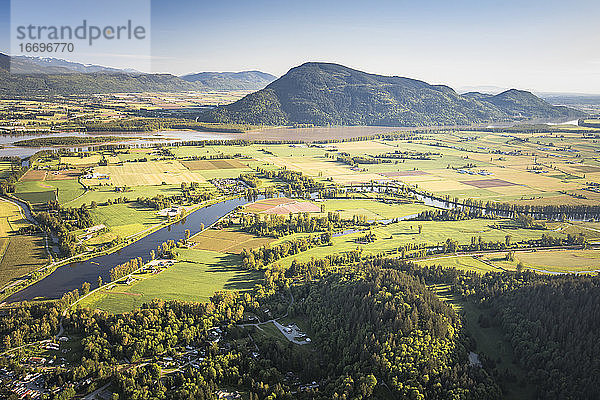 Luftaufnahme von Dewdney und Sumas Mountain  Fraser Valley B.C. Kanada.