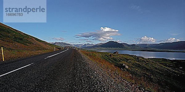 Leere Straße entlang des Fjords Skagafordur in Nordisland