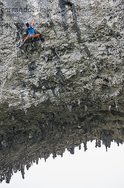 Mann beim Klettern auf dem Mondberg in Yangshuo  einem Klettermekka in China