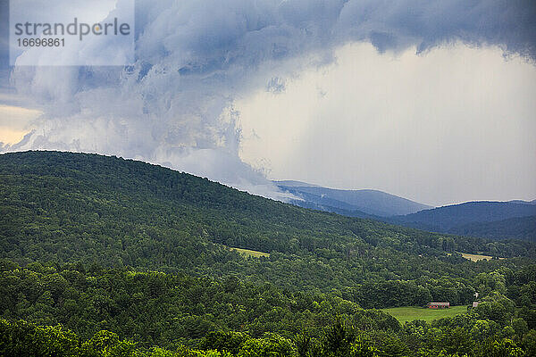 Gewitterwolken über den Green Mountains bei Woodstock  Vermont.