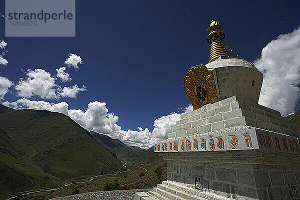 Pagode in Tibet vor blauem Himmel