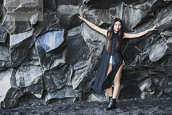 schöne Frau posiert auf Basaltfelsen in Island