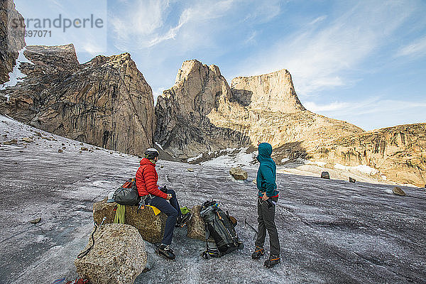 Bergsteiger beurteilen die Route vor ihnen.