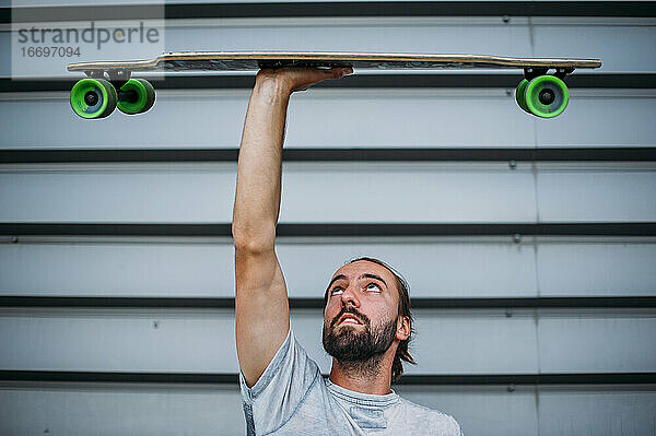 Ein Junge fährt mit dem Skateboard hoch