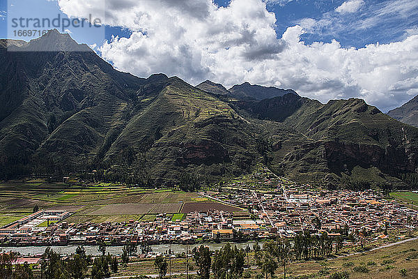 Blick auf das Dorf Urubamba im heiligen Tal  Peru