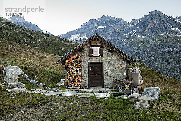 Einsame Hütte mit Holzstapel oberhalb von Realp  Uri  Schweiz