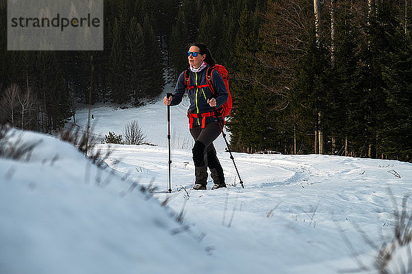 Wandern auf dem verschneiten Feld