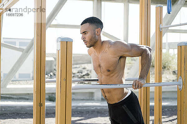 Oberkörper eines afroamerikanischen männlichen Sportlers beim Training im Freien
