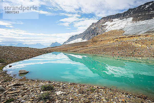 Perfekte Spiegelungen im wunderschönen smaragdfarbenen Alpensee