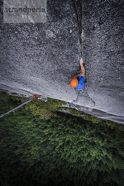 Mann klettert in Squamish  Blick von der Spitze einer ausgesetzten Mehrseillänge