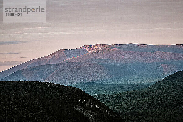 Rosa Sonnenaufgang am Mount Katahdin  Maine im Baxter State Park