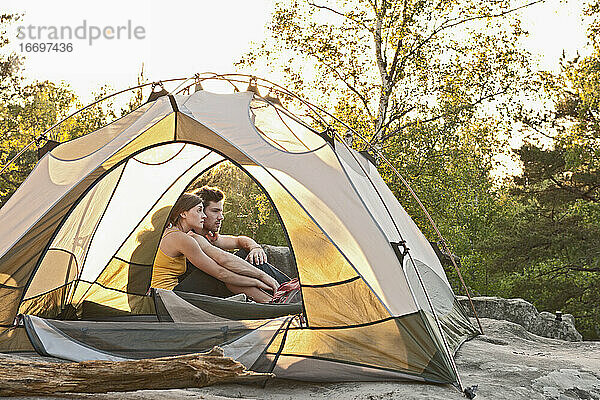 Junges Paar beim Zelten im Wald von Fontainebleau in der Nähe von Paris
