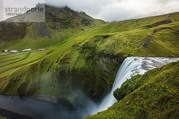 Eine Langzeitbelichtung  aufgenommen von der Spitze des Skogafoss-Wasserfalls.