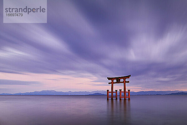 Langzeitbelichtung des Shirahige-Schreins Torii-Tor bei Sonnenuntergang am Biwa-See  Präfektur Shiga  Japan