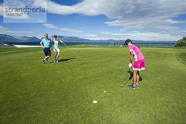 Freunde spielen Golf in Edgewood Tahoe in Stateline  Nevada.