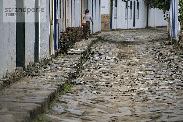 Straßenszene in der Kolonialstadt Paraty in Brasilien