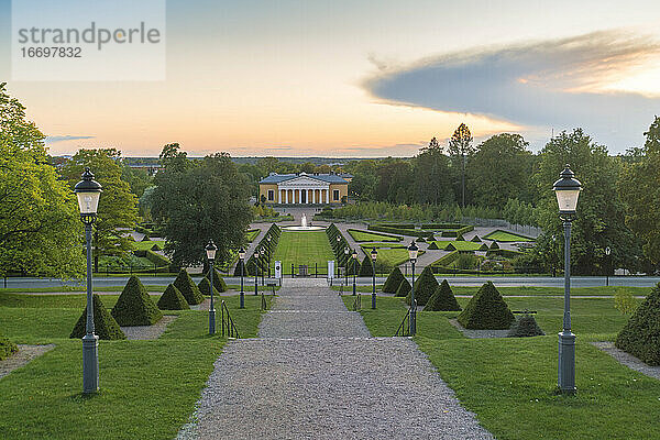 Museum Linneanum mit seinem botanischen Garten bei Sonnenuntergang leer